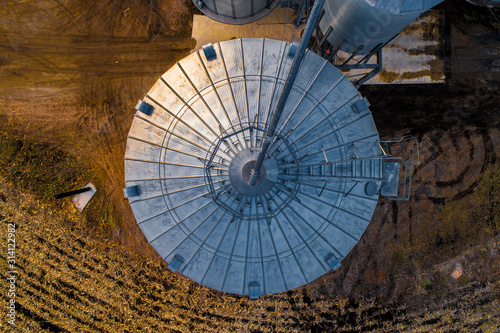 Foto Aerial of Midwestern Farm including silos at dusk