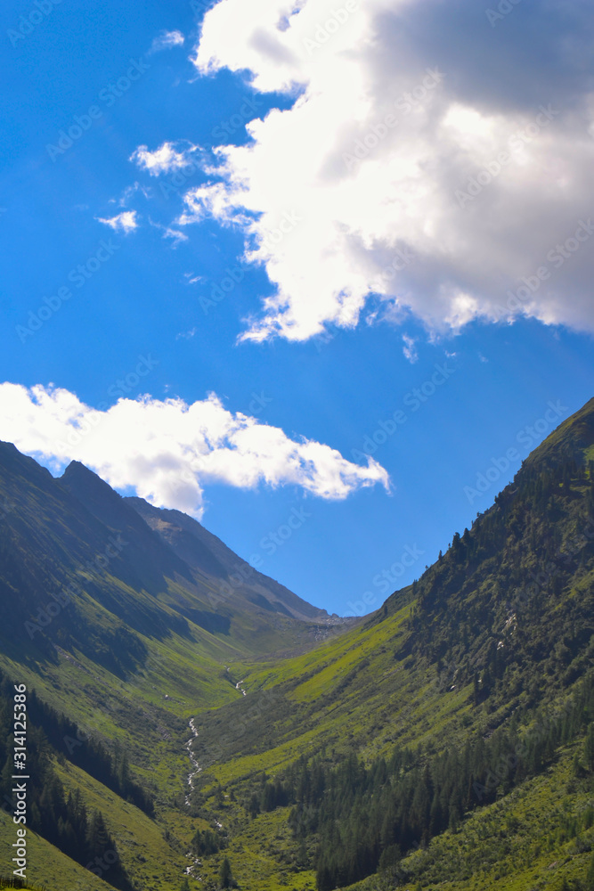 Blick in wolkenverhangene Schlucht im Zillertal Österreich
