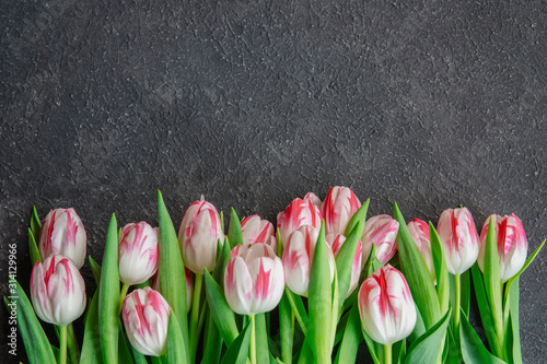 granitowe-tlo-na-pieknych-tulipanach