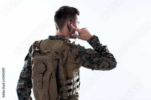 Photo soldier preparing gear for action and checking communication