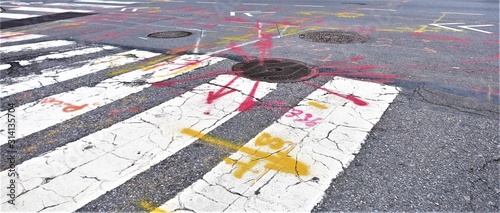 Bunte sSraymarkierungen auf asphaltierter Straßenkreuzung in New York City für Bauarbeiten