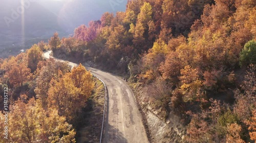 coche en carretera de montaña al atardecer photo