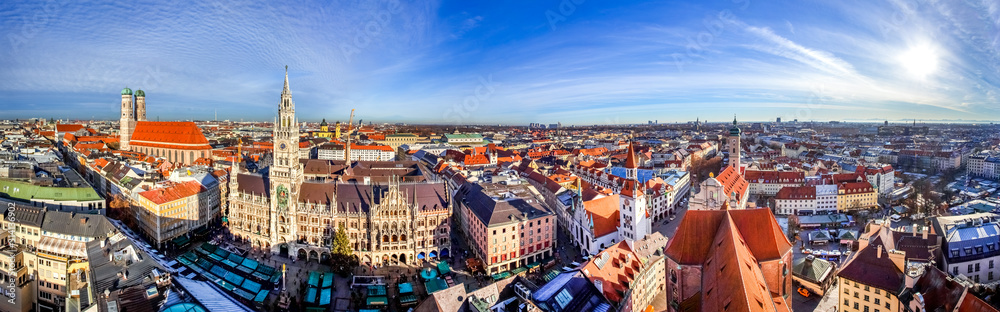 Naklejka premium Panoramiczny widok na Monachium z Frauenkirche, ratuszem i widokiem na Alpy, Bawaria, Niemcy