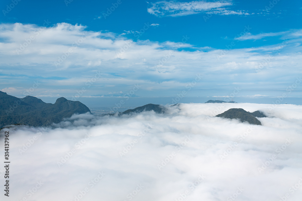 Nuvens na vista da Pedra da Gávea no Rio de Janeiro