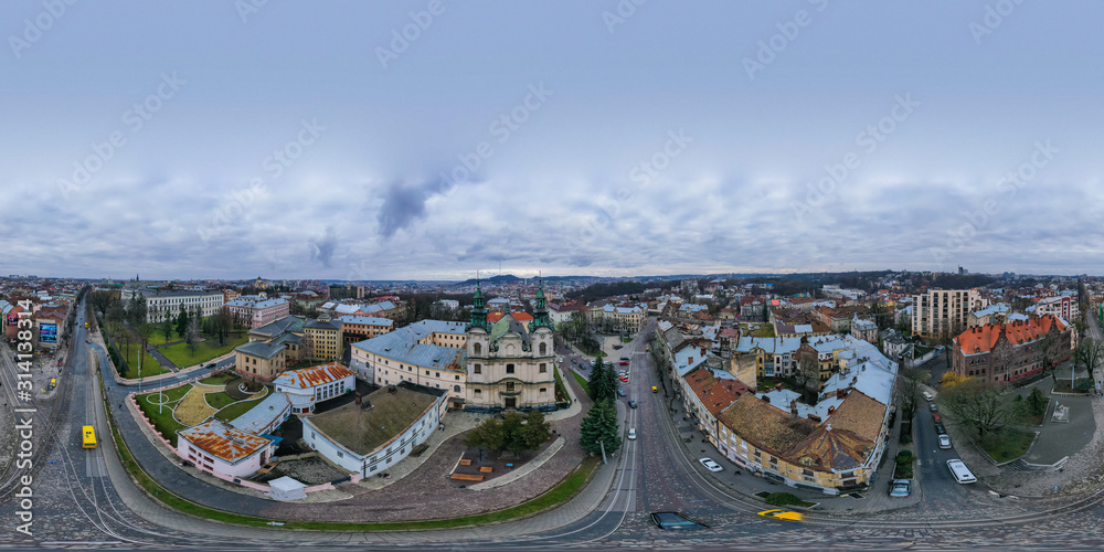 Fototapeta premium Kościół rzymskokatolicki św. Marii Magdaleny (Dom Muzyki Organowej i Kameralnej) we Lwowie na Ukrainie. Widok 360 z drona