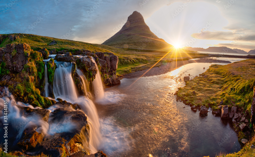 Fototapeta premium Piękny krajobraz ze wschodem słońca nad wodospadem Kirkjufellsfoss i górą Kirkjufell, Islandia, Europa.