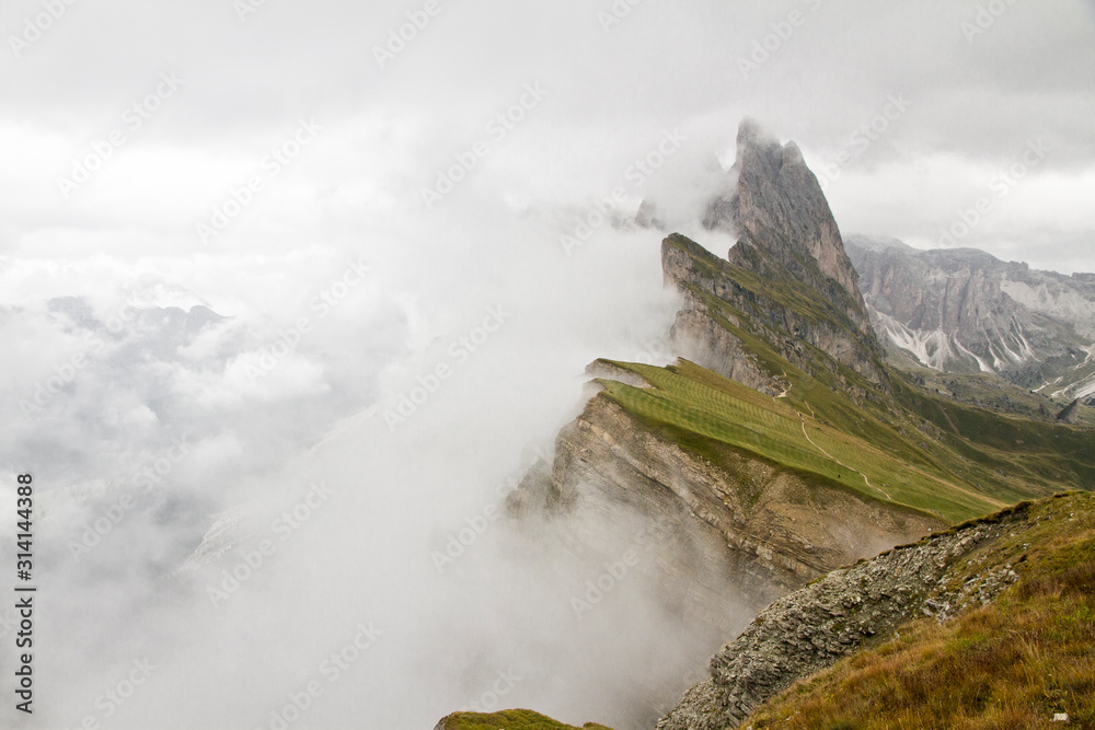 Wanderung im Herbst in den Dolomiten mit schöner Bergkulisse der Seceda im Grödner Tal in Südtirol Italien in Europa. Nebel und Wolken. Gipfelsieg