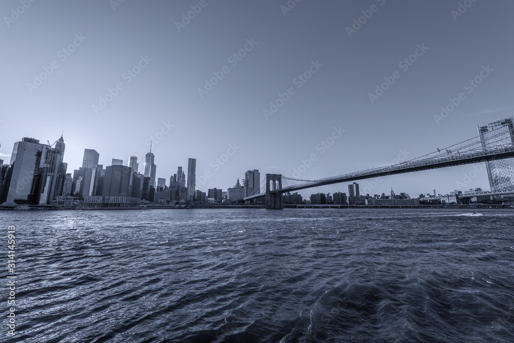 Naklejka premium Manhattan Skyline and Brooklyn Bridge