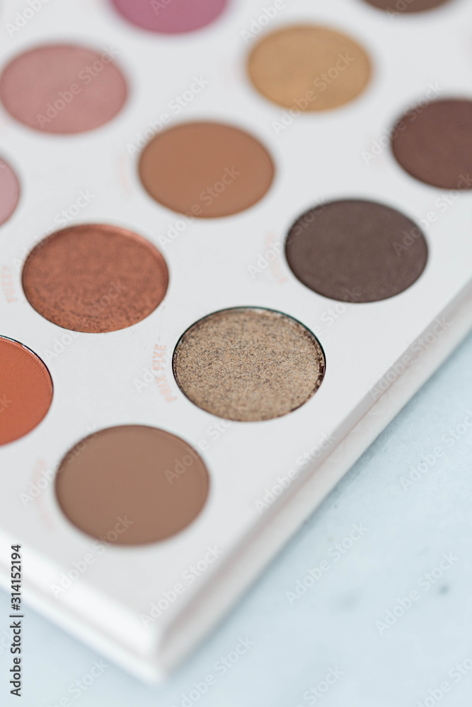 Fototapeta premium Neutral eyeshadow makeup palette on marble background