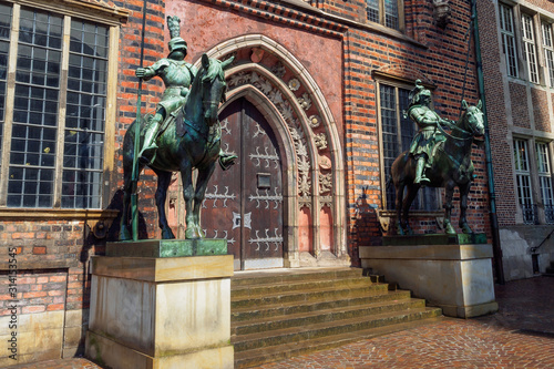 Obraz na płótnie Knight statue at the city hall of Bremen, Germany w salonie