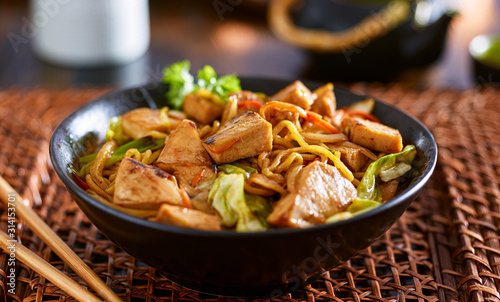 Schilderij op canvas bowl of japanese chicken yakisoba
