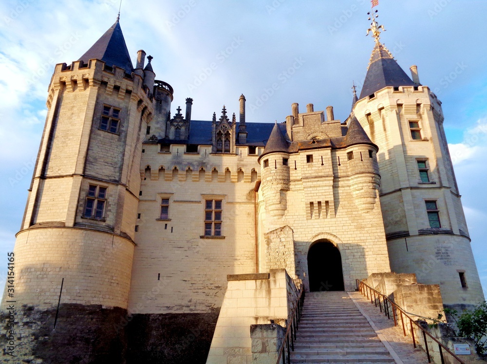 Façade  ouest et entrée du château de Saumur à la tombée du jour