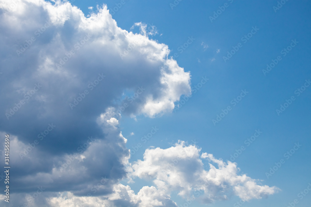 Obraz premium Big white clouds with blue sky in the background.