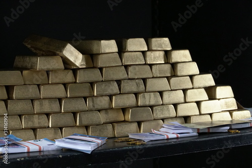 Fotografie The gold blocks on black background
