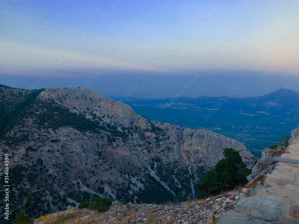 Obraz premium view of mountains and sea