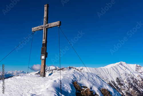 Gipfelkreuz auf der Ultenspitze im Winter