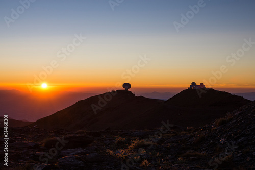 Puesta de sol junto observatorio astronomico