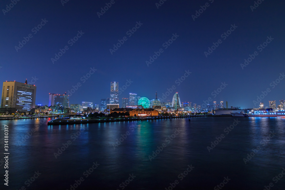 Fototapeta premium Nocny widok na Minatomirai z molo w Jokohamie