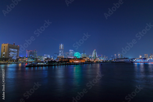 横浜大桟橋から望むみなとみらいの夜景