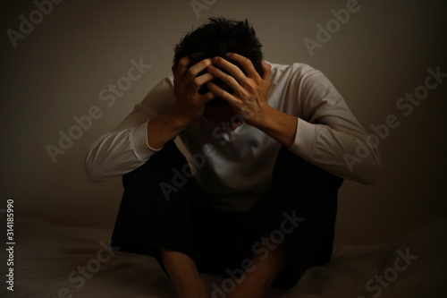 悲しみに暮れる男性