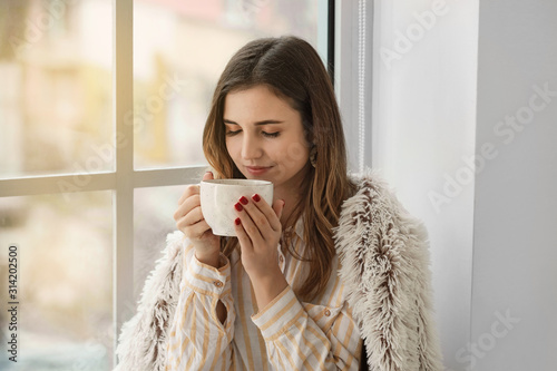 Young woman drinking hot te...
