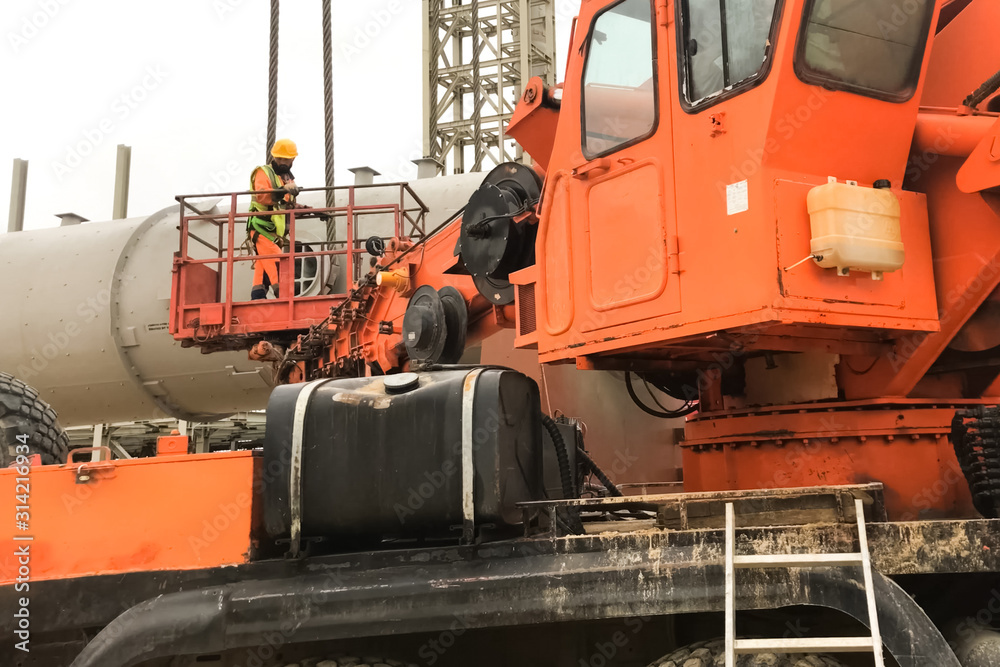 Installation of distillation column at an oil refinery. Installation of distillation column at an oil refinery.