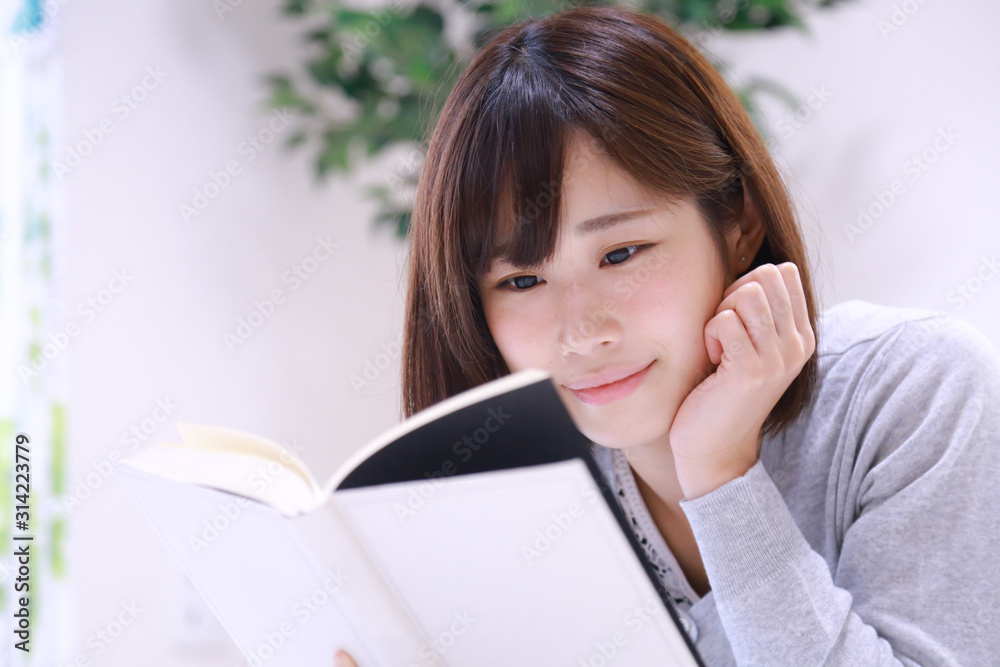 本を読む女性 本を読む女性