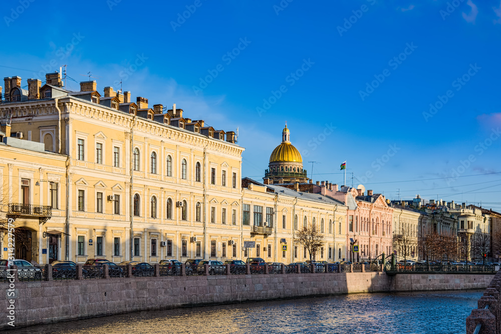 Obraz premium Canal Gribobedov and Saint Isaac's Cathedral, Urban View of Saint Petersburg. Russia.