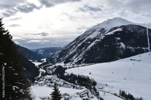 Kals, Kals am Großglockner, Adlerlounge, Dorf, Winter, Schnee, Osttirol, Lienz, Tirol, Hohe Tauern, Bergdorf, Großdorf, Lift, Schilift, Loipe, Langlaufloipe, Piste, Schipiste, Wintersport, Kalsertal,  photo