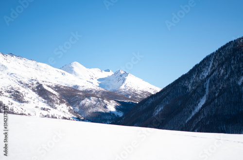 spettacolare vista delle montagne piemontesi innevate durante l'inverno photo