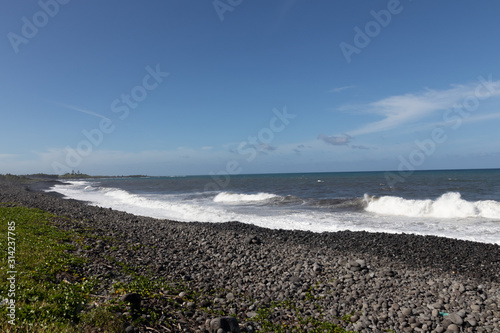 Obraz na plátně Vagues se fracassant sur la plage de galet à la réunion St-Benoît