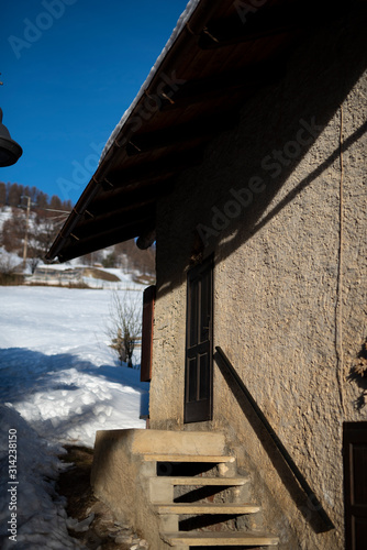 scorcio di chalet in montagna con scalette  photo