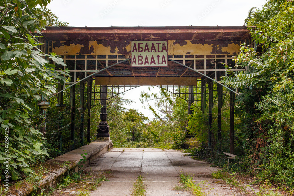 Obraz premium Abandoned and old buildings in Abkhazia, Gagra