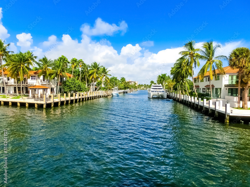 Luxury mansion in exclusive part of Fort Lauderdale Luxury mansion in exclusive part of Fort Lauderdale