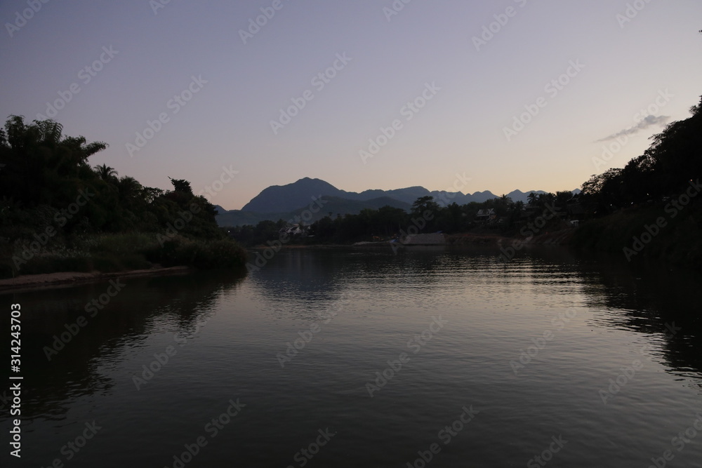 ラオスの世界遺産のルアンパバーン　カーン川の夕暮れ