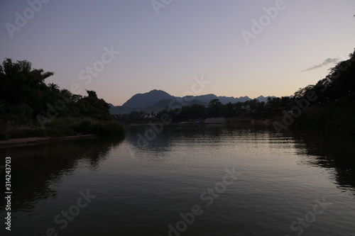 ラオスの世界遺産のルアンパバーン カーン川の夕暮れ