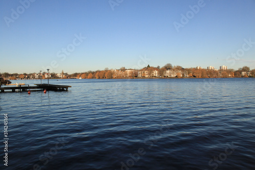 Hamburg; Wintertag an der Außenalster (Blick nach Winterhude)