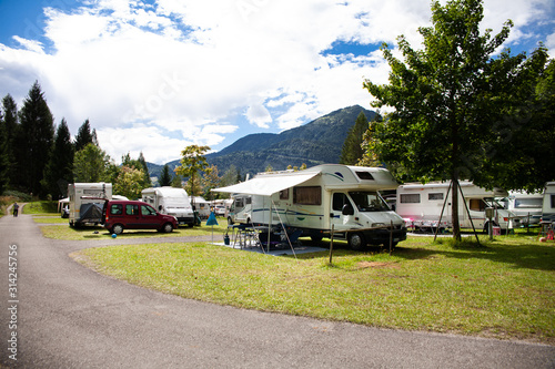 Camper parcheggiati all'interno di un campeggio