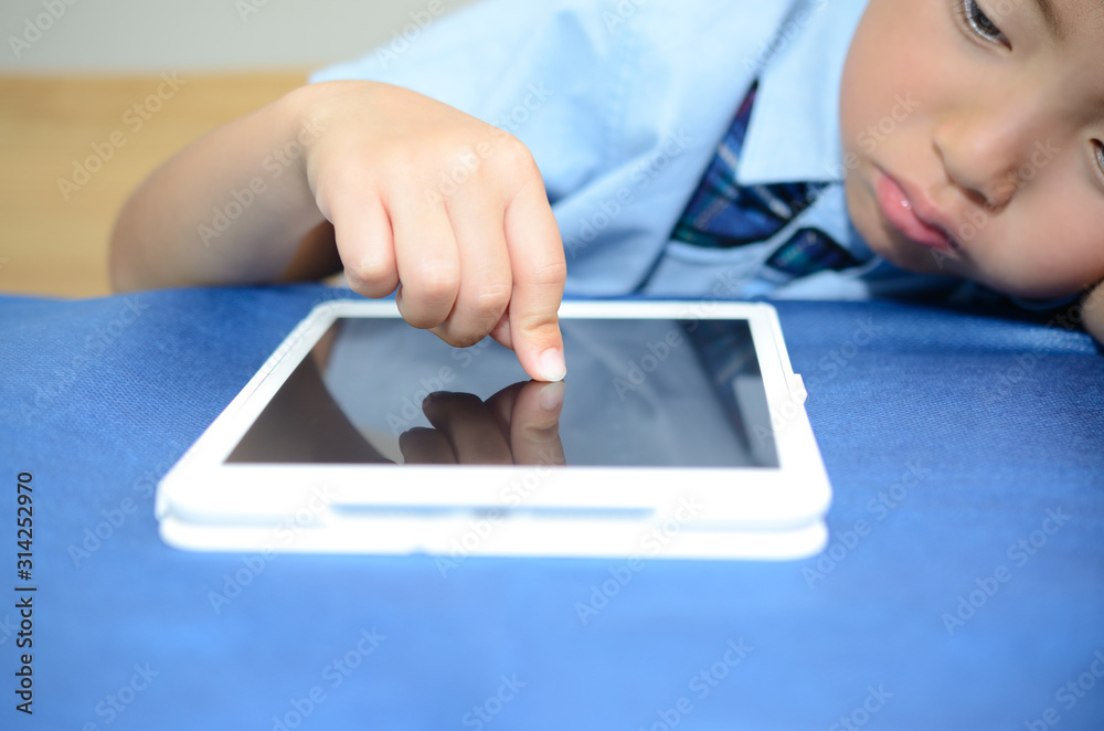 タブレットを見る子供 タブレットを見る子供