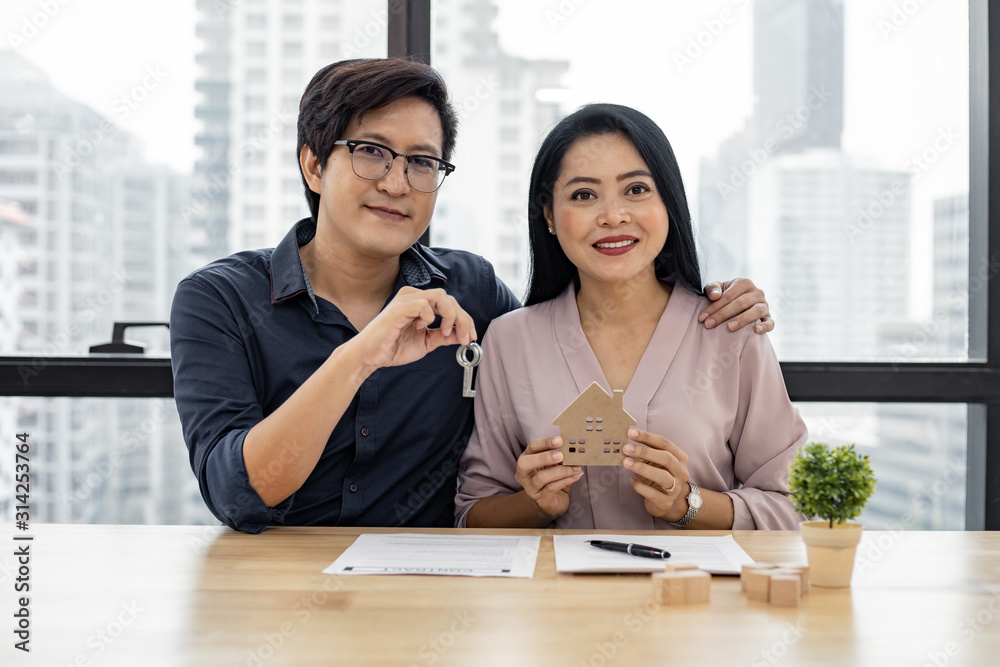 Couple as successful agreement in transaction contract of house. Couple as successful agreement in transaction contract of house.