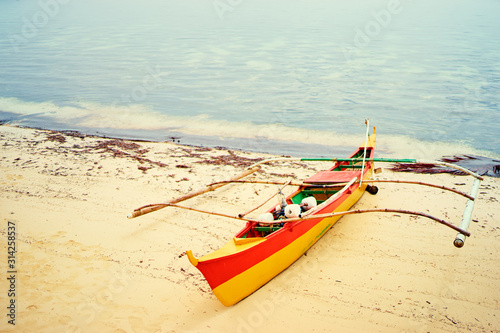Fototapeta Naklejka Na Ścianę i Meble -  Beautiful landscape - tropical white sand beach with fishing boats. Siargao Island, Philippines.