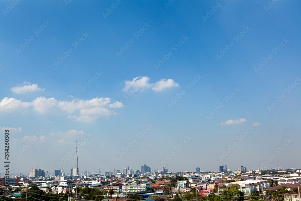 Obraz premium the city beautiful blue sky and white clouds background and wallpaper design ideas
