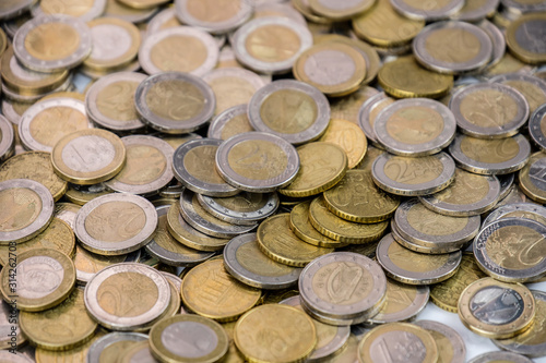 Nahaufnahme von Bargeld: EUR-Münzen