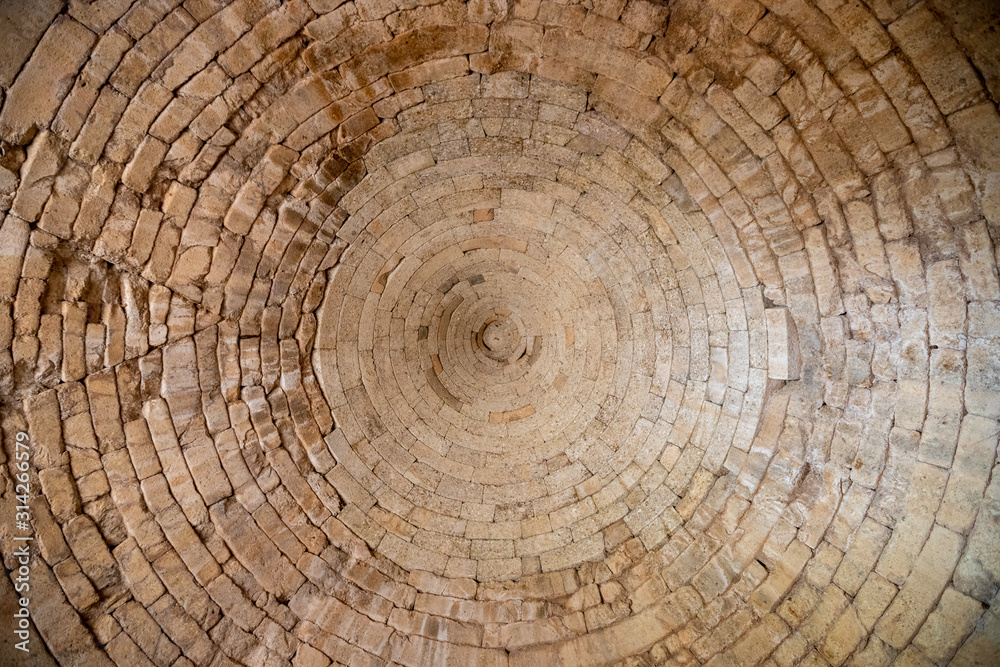 Naklejka premium wnętrze grobowca Klitajmestry poza murami cytadeli. stanowisko archeologiczne w Mykenach, wpisane na Listę Światowego Dziedzictwa UNESCO. Argolis, Peloponez, Grecja