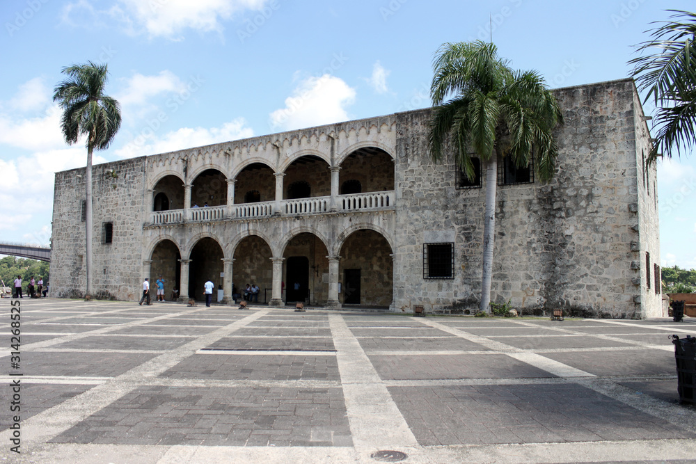 Edificio Colonial en Santo Domingo, con palmeras a ambos lados