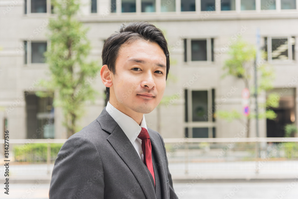 スーツを着た若い男性　オフィス街