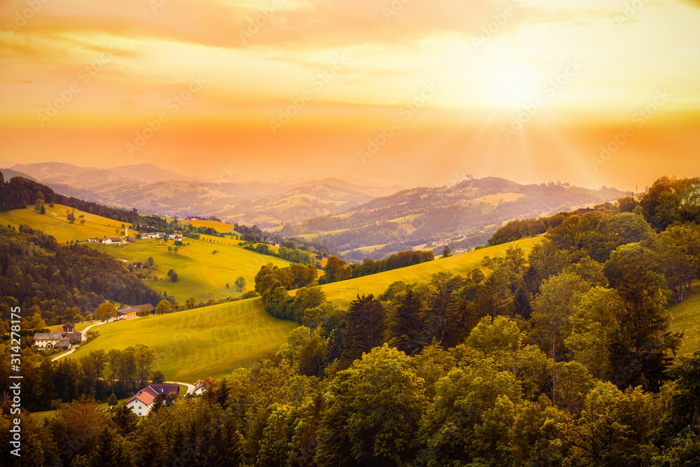 Fototapeta premium Berglandschaft mit Sonne und Panorama