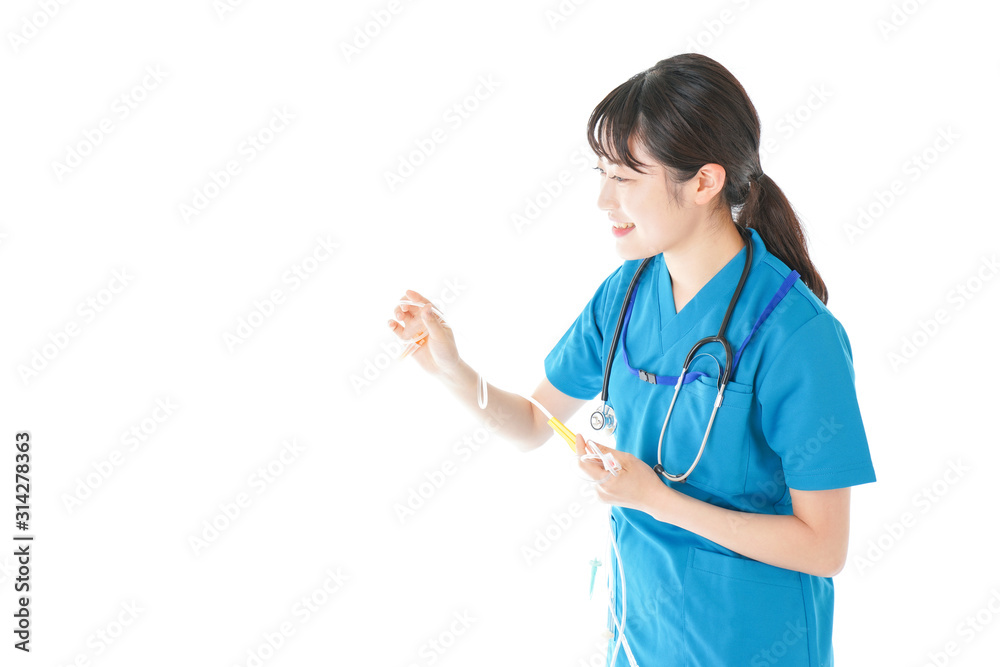 点滴を使う笑顔の若いナース