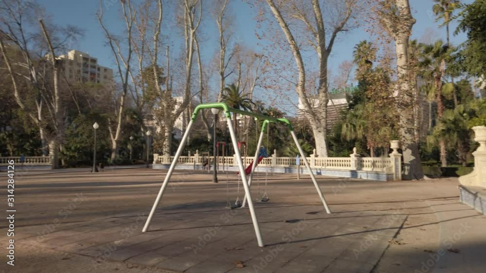 Un obelisco proyectado por Francesc Tomàs Traver e inaugurado en 1898 instalado en la plaza central del parque Embellece el conjunto una balaustrada