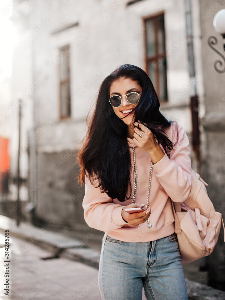 Obraz premium Beautiful model posing for the camera on the streets.